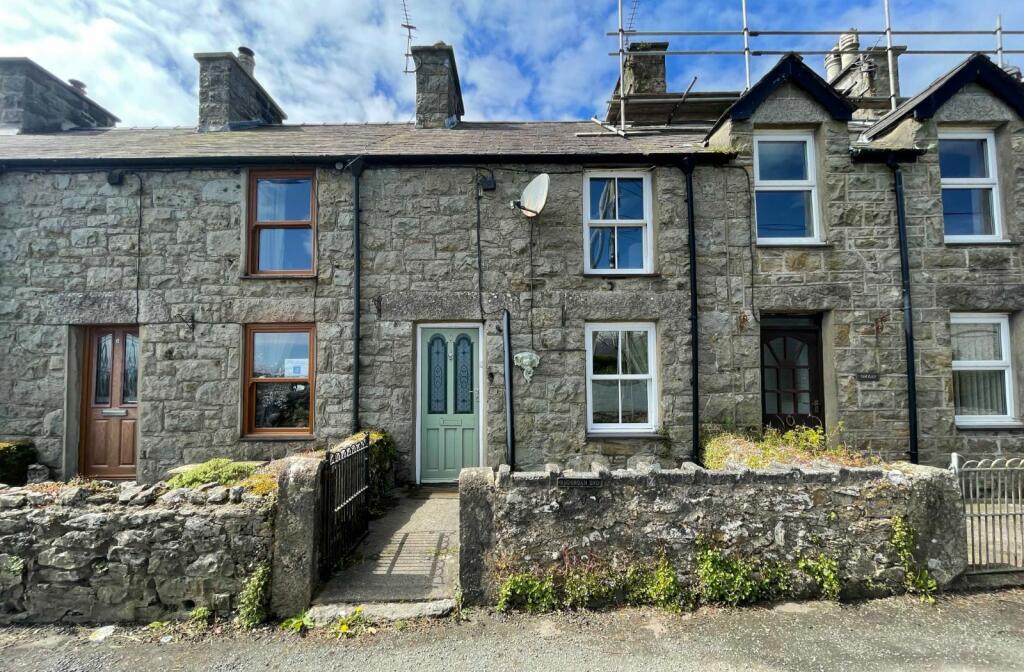 2 bedroom terraced house for sale in Ffordd Deg, Llanbedrgoch, Isle of
