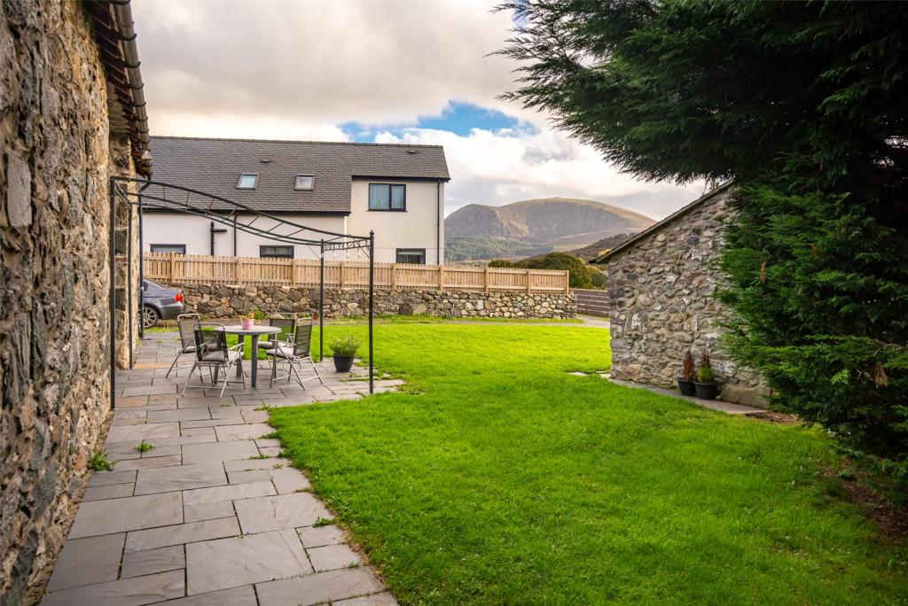 3 bedroom semidetached house for sale in Waunfawr, Caernarfon, LL55