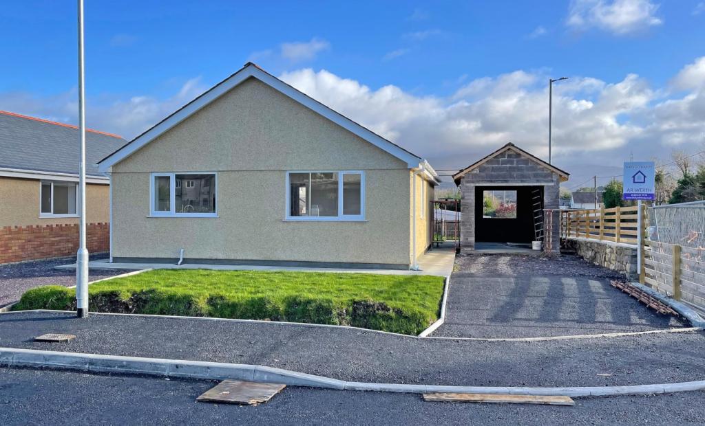 2 bedroom bungalow for sale in Bungalow At Cae'r Eglwys, Llanrug