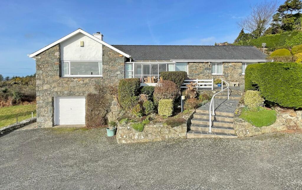3 bedroom detached house for sale in Caernarfon Road, Pwllheli, Gwynedd