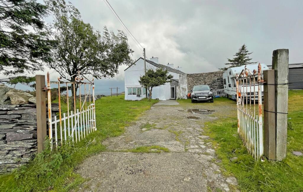 5 bedroom detached house for sale in Upper Llandwrog, Caernarfon