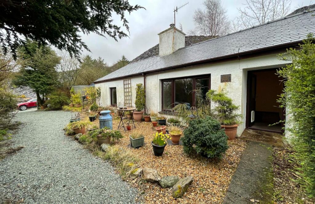 2 bedroom detached house for sale in Upper Llandwrog, Caernarfon