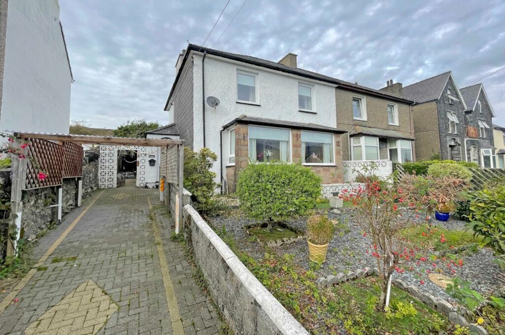 3 bedroom semidetached house for sale in Station Road, Talysarn