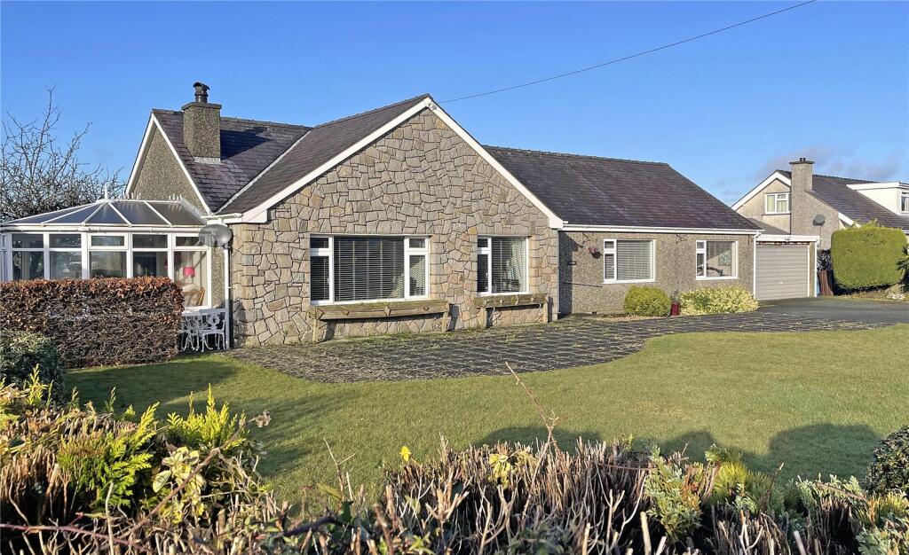 3 bedroom bungalow for sale in Ffordd Bryngwyn, Llanrug, Caernarfon