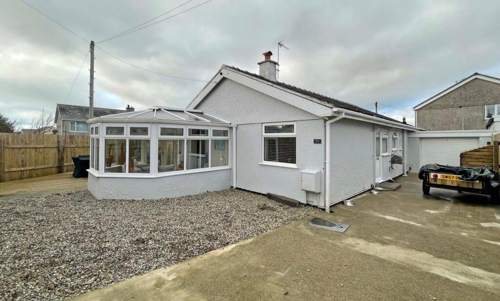 2 bedroom link detached house for sale in Groeslon, Caernarfon, Gwynedd