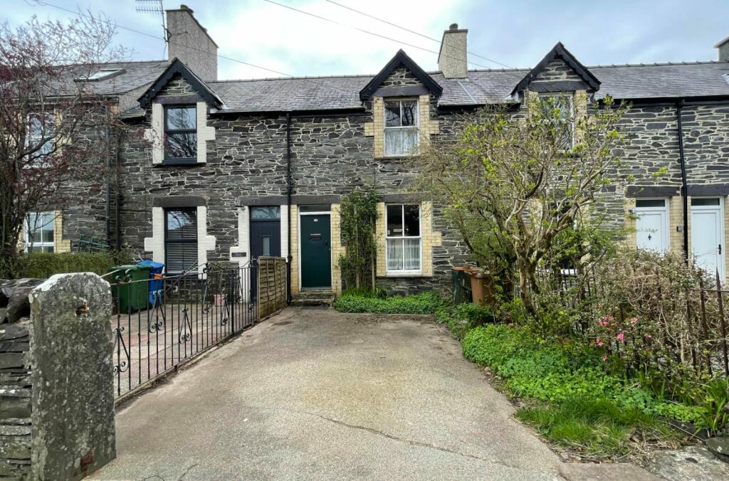 2 bedroom terraced house for sale in Waunfawr, Caernarfon, Gwynedd, LL54