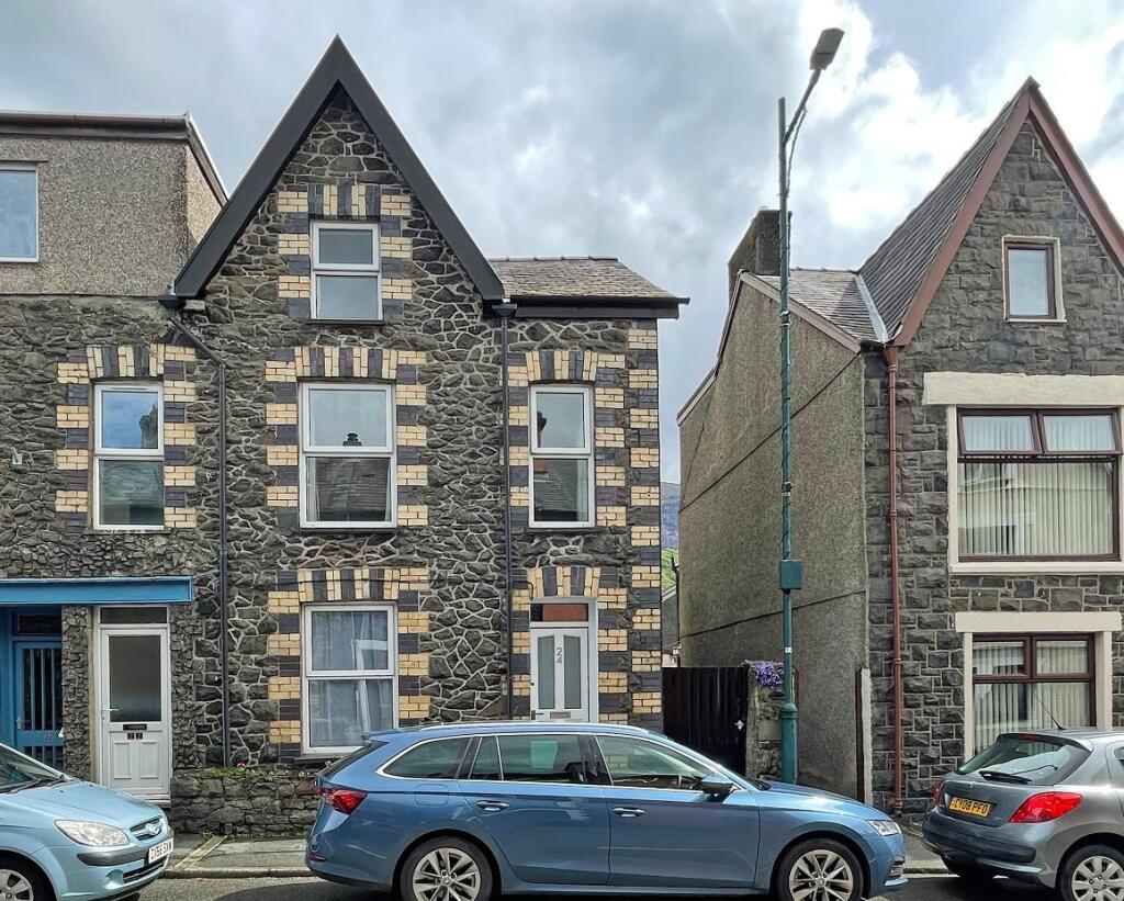 4 bedroom terraced house for sale in High Street, Llanberis, Caernarfon