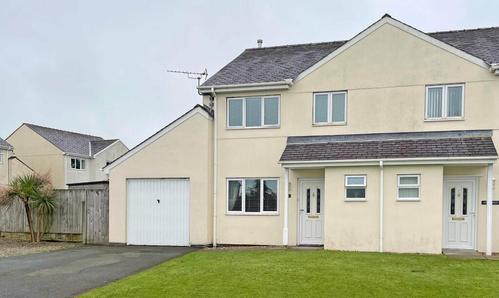 3 bedroom semidetached house for sale in Cefn Dyffryn, Groeslon