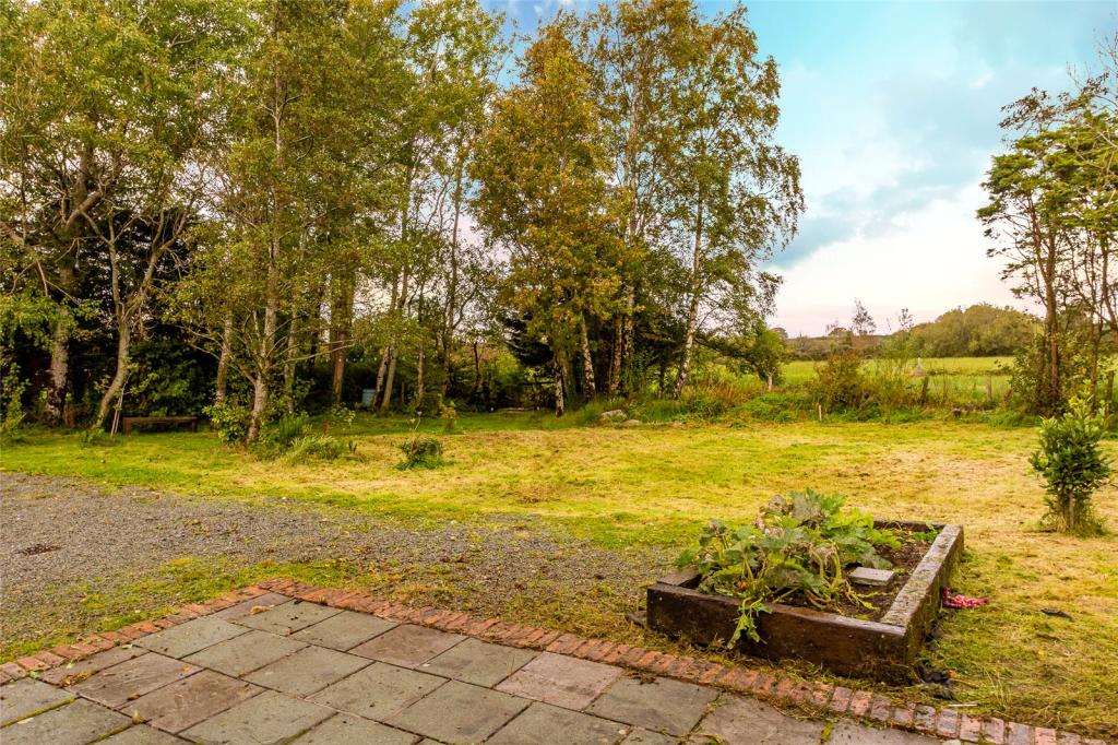 2 bedroom detached house for sale in Penisarwaun, Caernarfon, Gwynedd, LL55