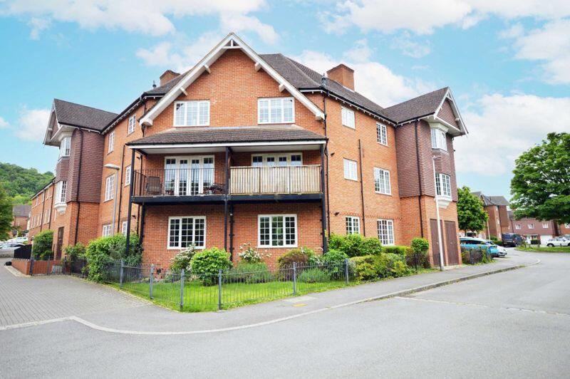 2 bedroom flat for sale in Wroughton Road, Wendover, HP22