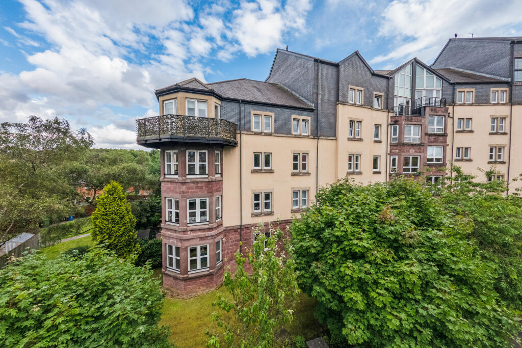 Main image of property: 2/1 255 Clarence Drive, Hyndland, G11