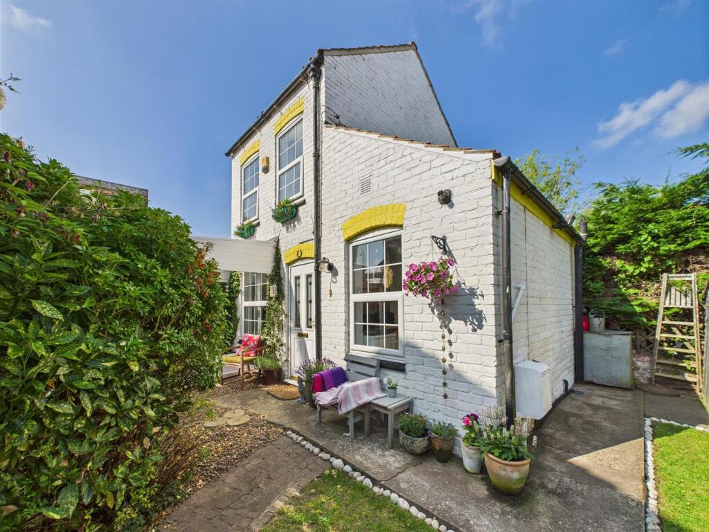 Main image of property: South Market Place, Alford