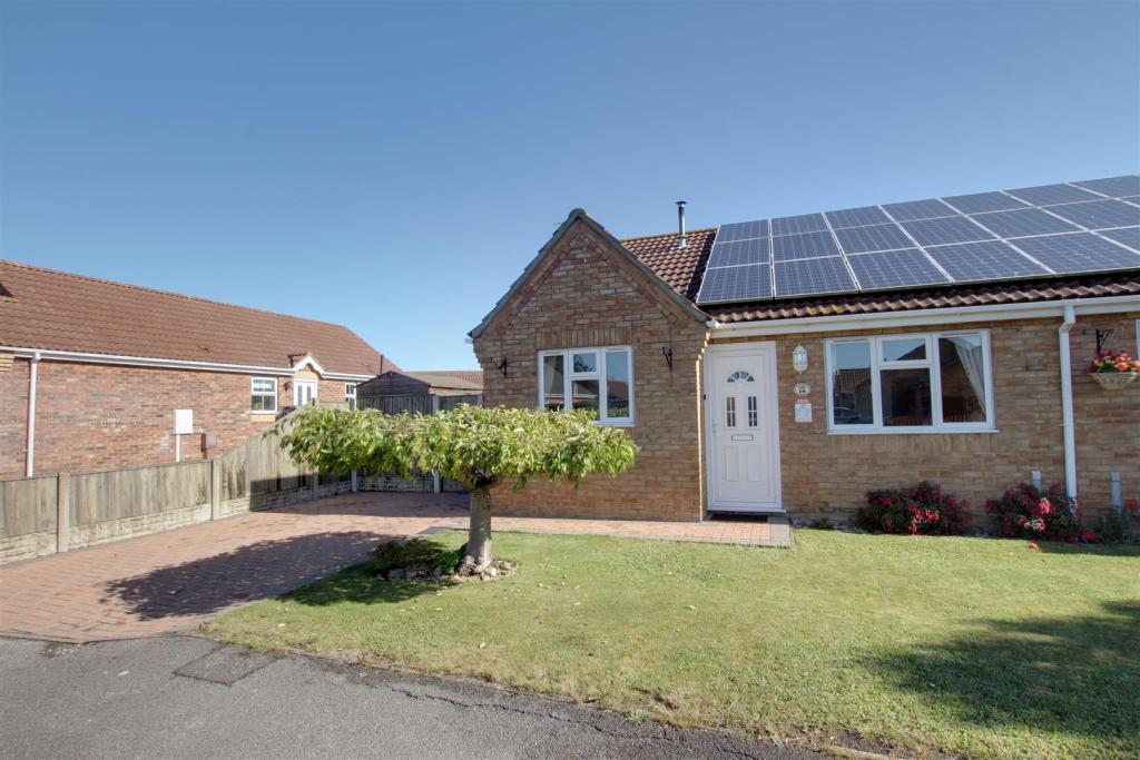 2 bedroom semidetached bungalow for sale in Goodwin Drive, Hogsthorpe