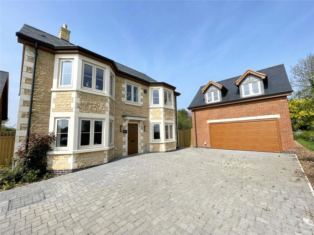 4 bedroom detached house for sale in Leicester Road, Uppingham, Oakham