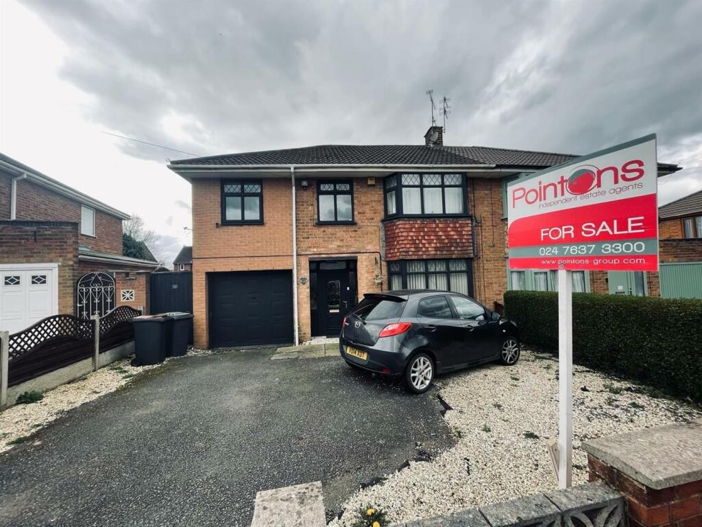 4 bedroom semidetached house for sale in Roxburgh Road, Attleborough