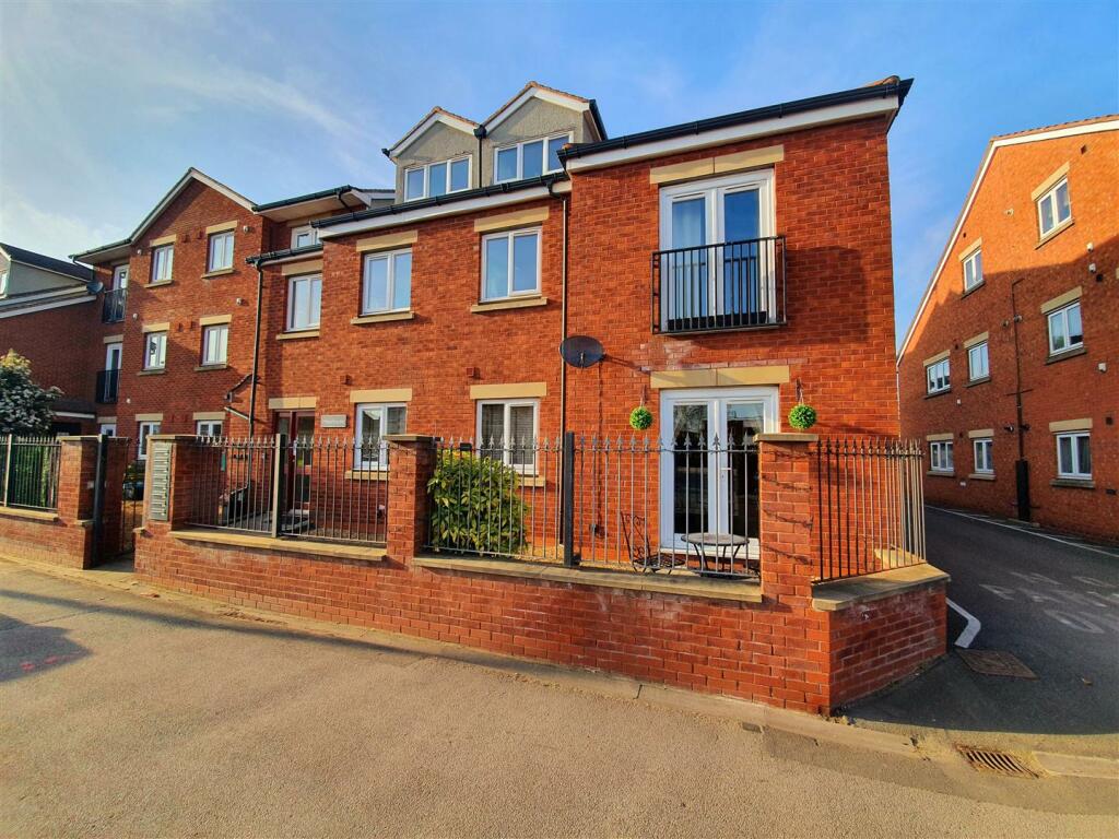 3 bedroom apartment for sale in Heathside, Heath End Road, Stockingford