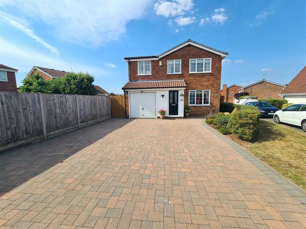 4 bedroom detached house for sale in Foxhills Close, Whitestone ...