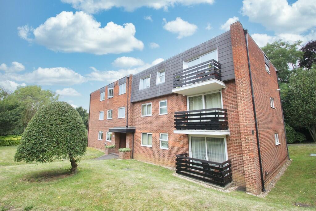 3 bedroom apartment for sale in Parkmore Close, Woodford Green, IG8