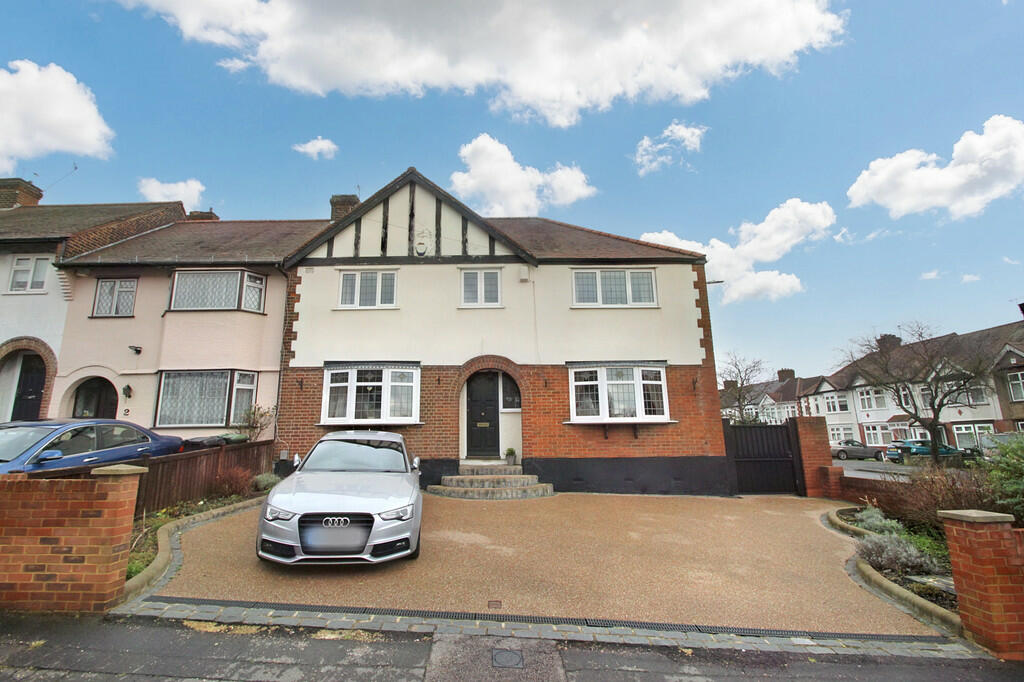 5 bedroom end of terrace house for sale in Holly Close, Buckhurst Hill, IG9