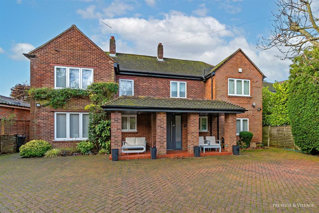 5 bedroom detached house for sale in Gills Hill Lane, Radlett, WD7