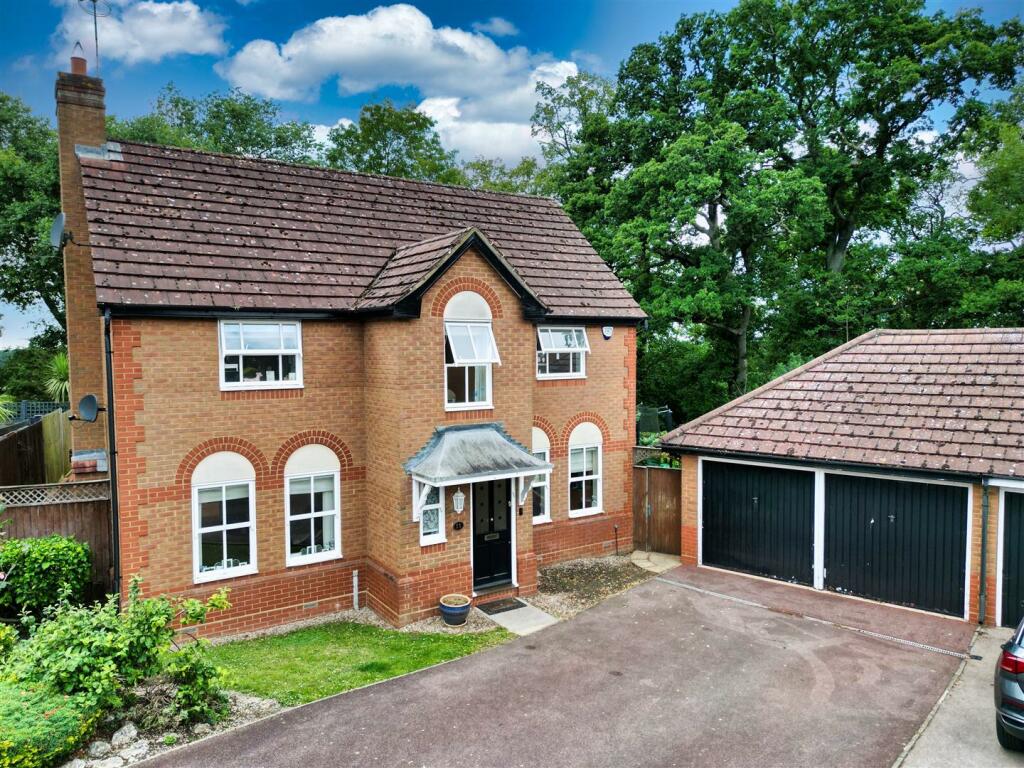 4 bedroom detached house for sale in Russet Drive, Shenley, Radlett, WD7