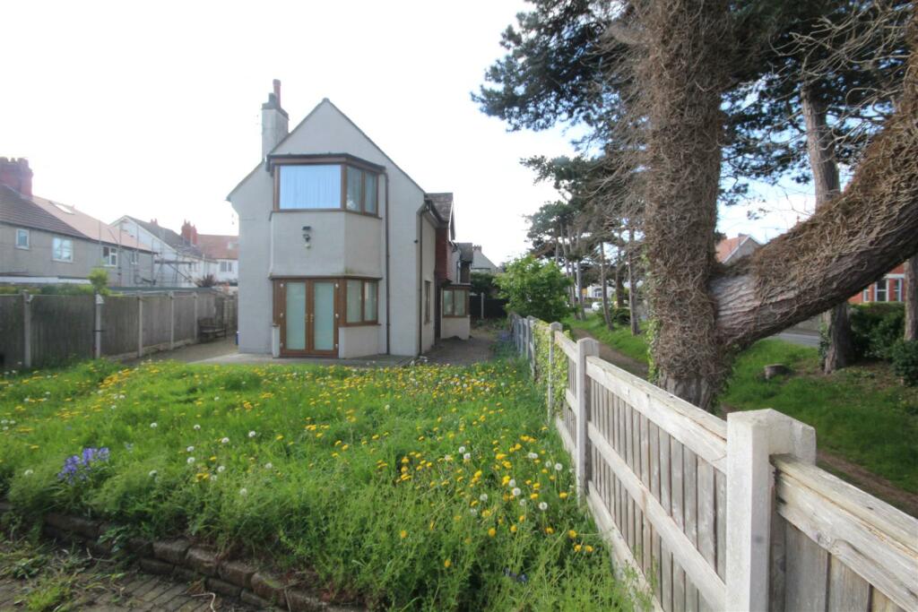 3 bedroom detached house for sale in Cliff Gardens, Old Colwyn, Colwyn