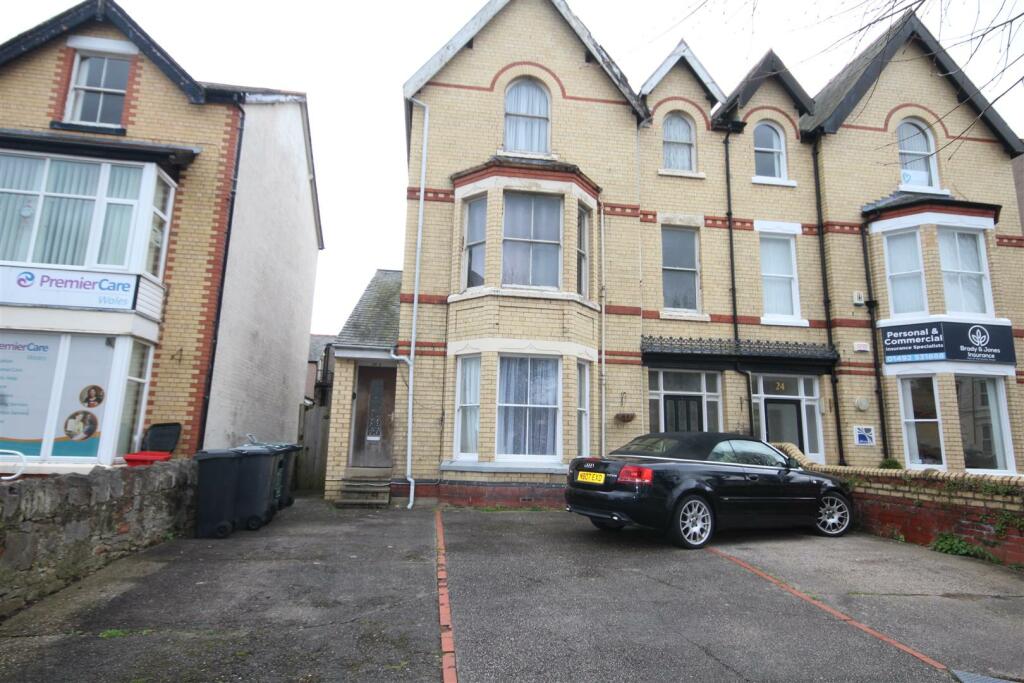 2 bedroom flat for sale in Wynnstay Road, Colwyn Bay, LL29