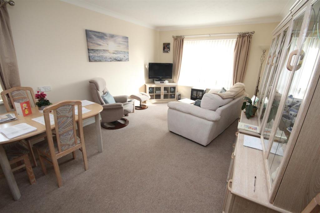 1 bedroom apartment for sale in Rhos Manor, RhosonSea, LL28