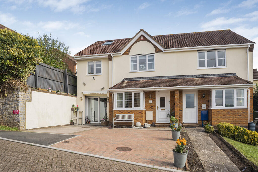 Main image of property: Avery Hill, Kingsteignton, TQ12 3LA