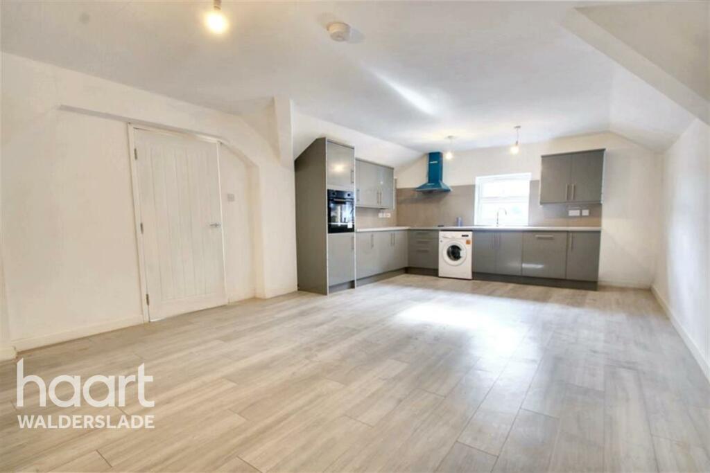 2 bedroom flat for rent in Luton Road, Chatham, ME4