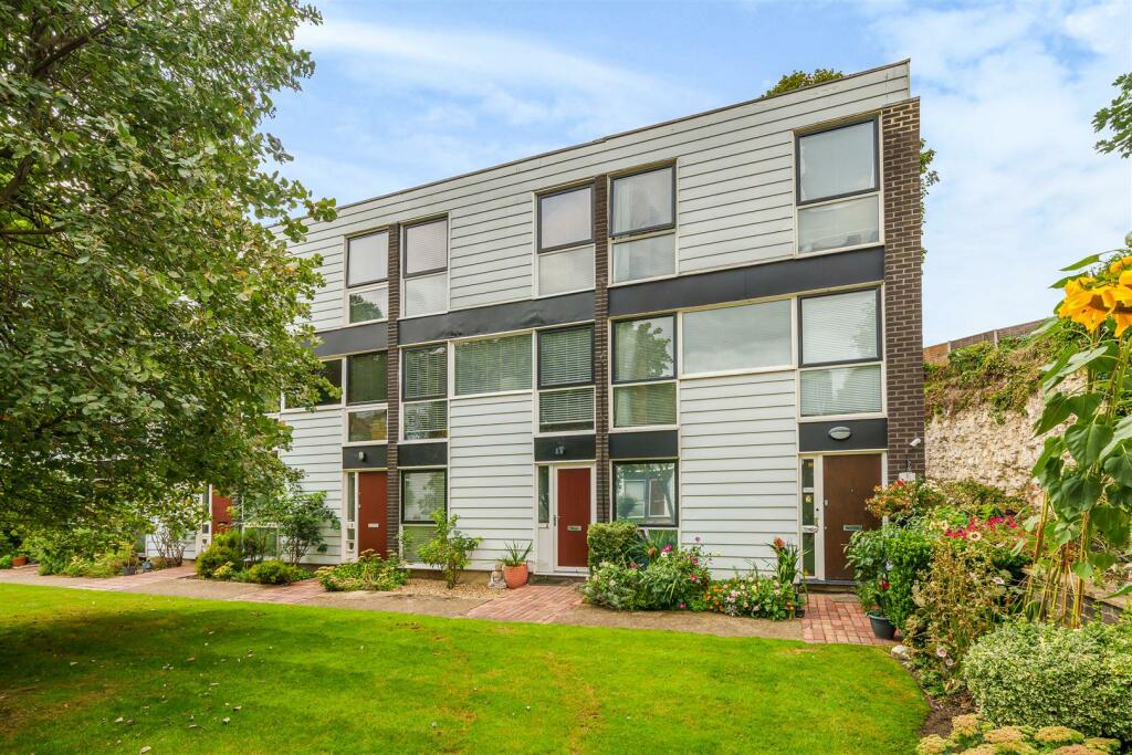 4 bedroom town house for sale in Bankside Close, Carshalton, SM5
