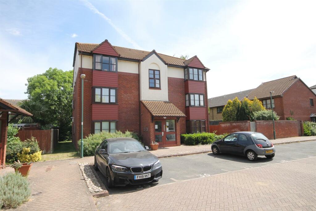 Studio flat for rent in Violet Close, Wallington, SM6