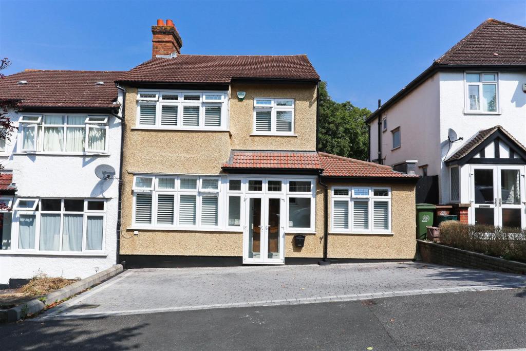 4 bedroom semidetached house for sale in Wales Avenue, Carshalton, SM5