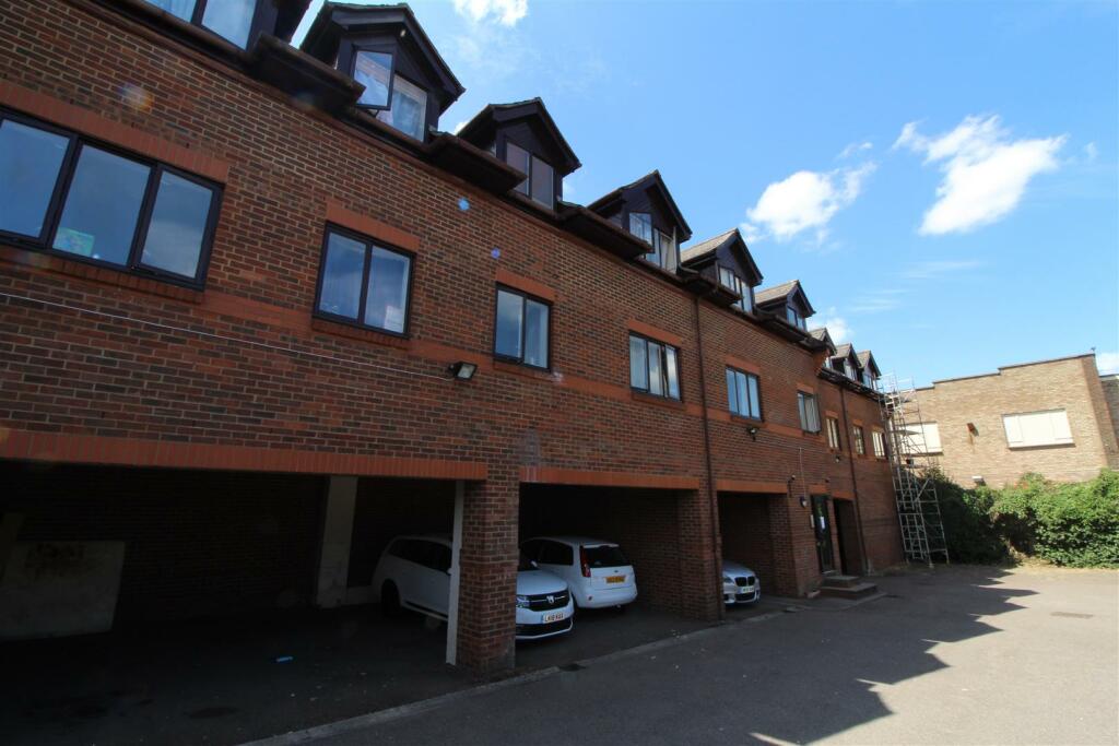 1 bedroom flat for sale in High Street North, Dunstable, LU6