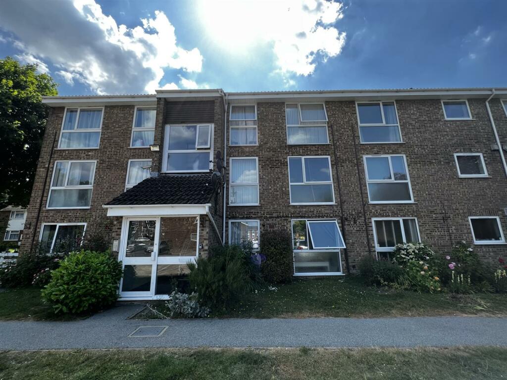 2 bedroom flat for sale in The Mall, Dunstable, LU5