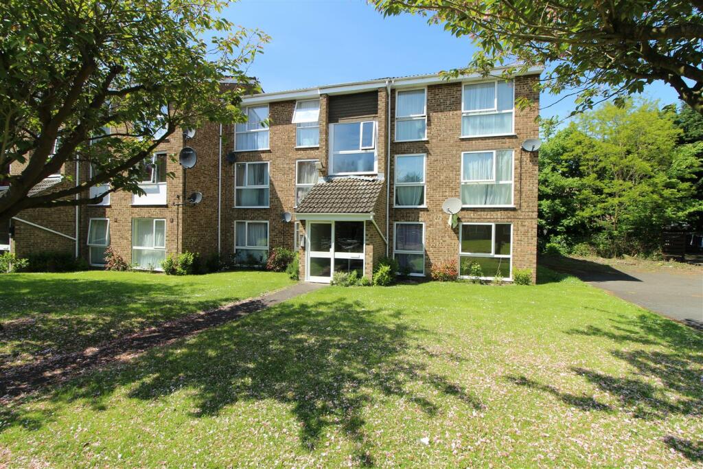 2 bedroom flat for sale in The Mall, Dunstable, LU5