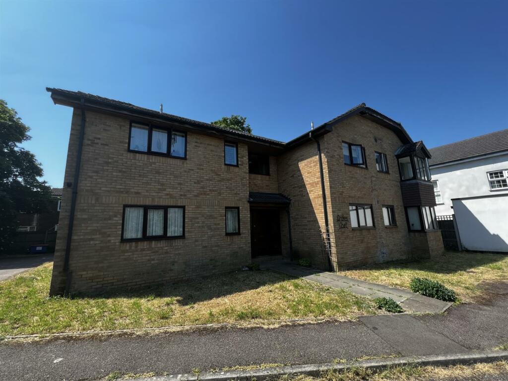 1 bedroom flat for sale in Drakes Court, Dunstable, LU5