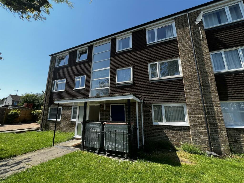 2 bedroom flat for sale in Linden Close, DUNSTABLE, LU5