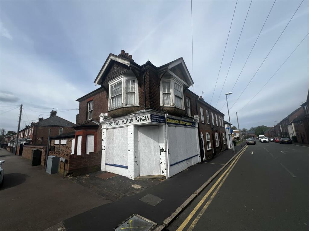 Town house for sale in Union Street, Dunstable, LU6
