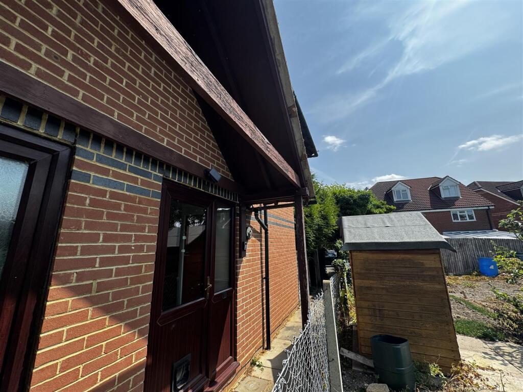 Main image of property: Aynscombe Close, Dunstable