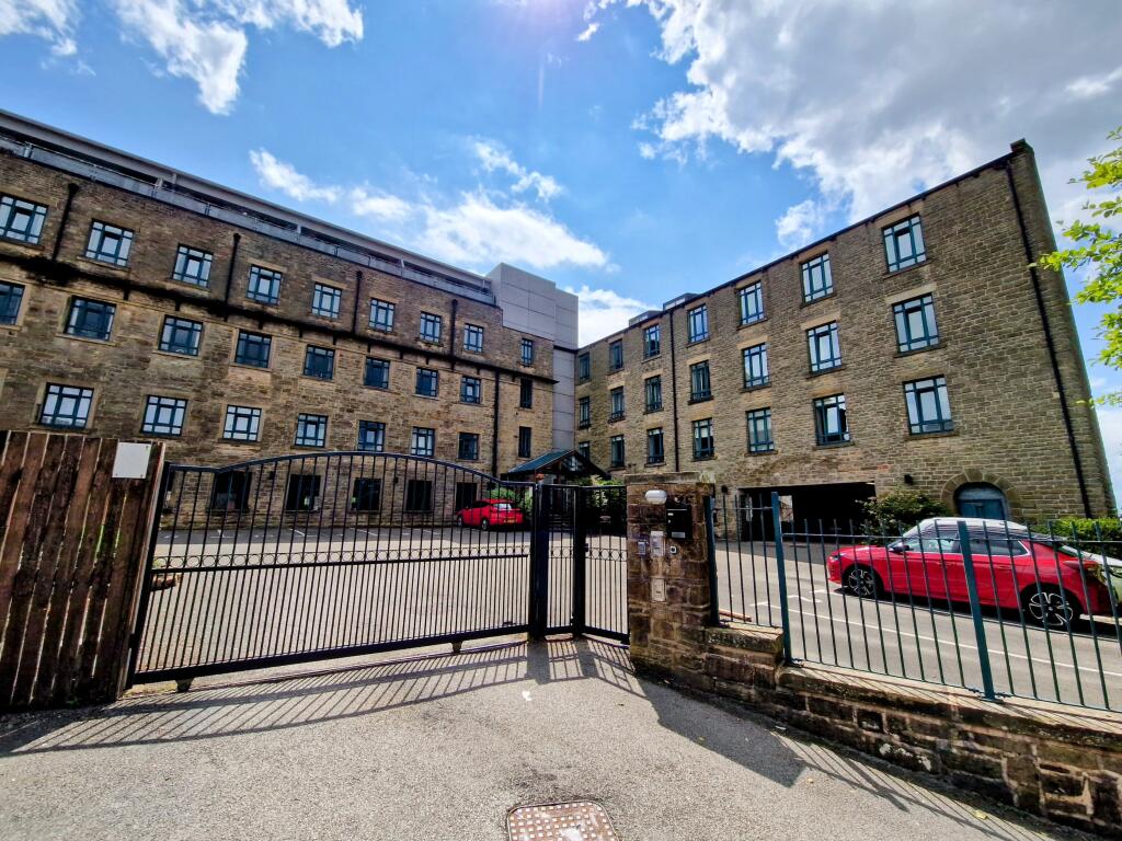 2 bedroom flat for sale in Mellor Street, Lees, Oldham, OL4
