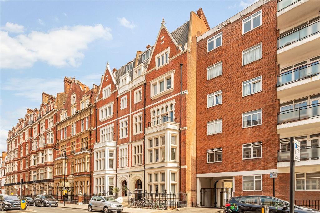 Studio flat for rent in Palace Court London W2