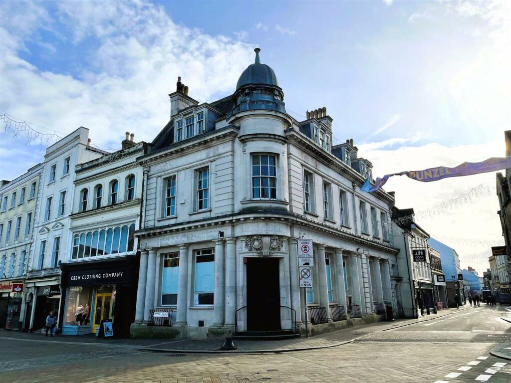 Commercial property for rent in Market Place, Cirencester, GL7