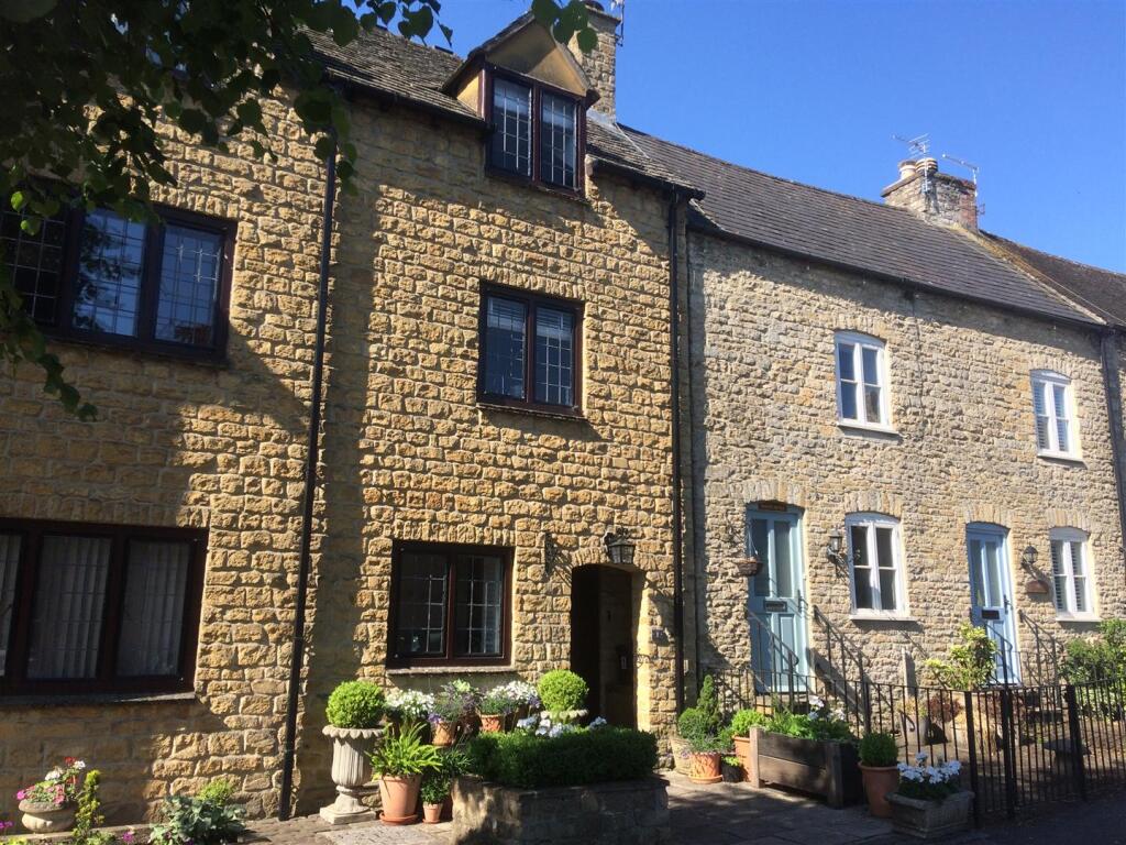 Main image of property: Parkland Mews, Stow-on-the-Wold