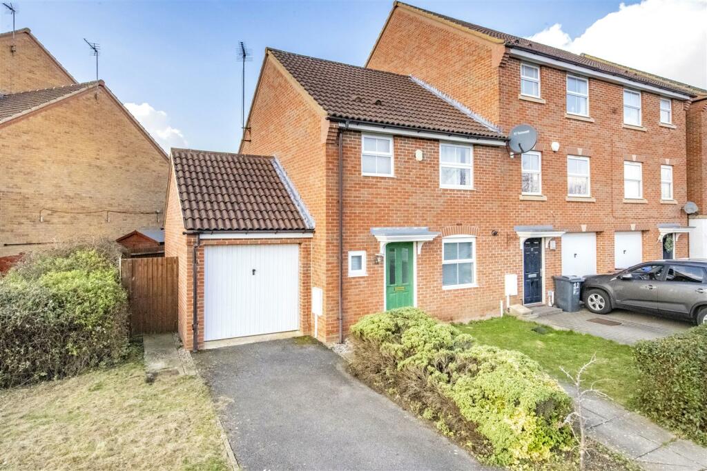 3 bedroom semidetached house for sale in Pingle Close, Great Oakley