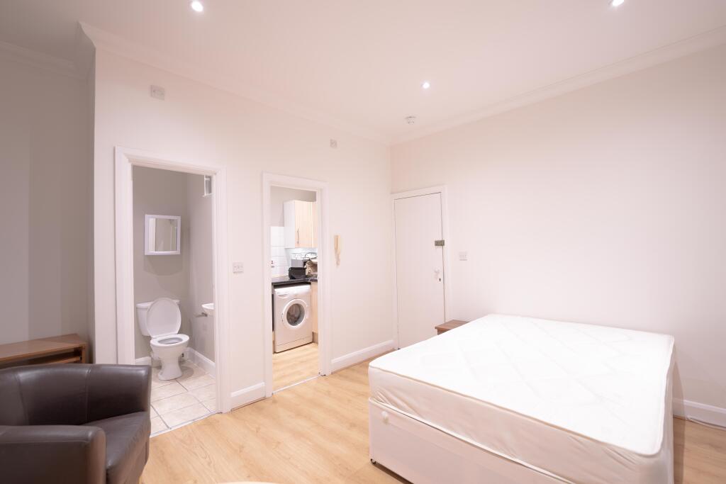 Main image of property: Flat, Barry Road, LONDON, SE22 0HR