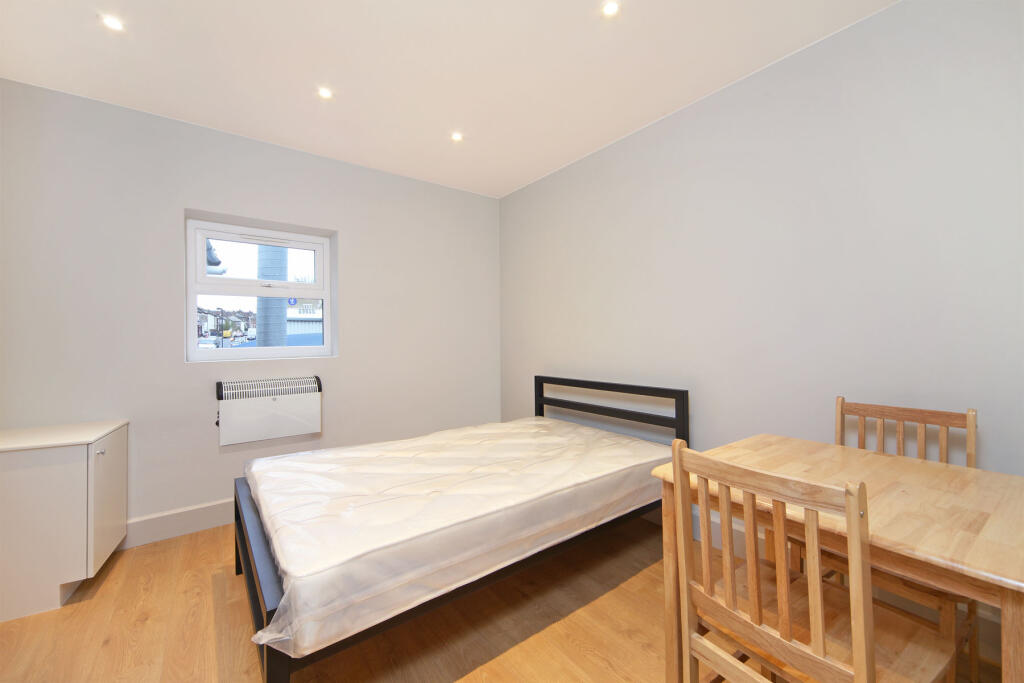 Main image of property: Norwood High Street, LONDON, SE27 9NH