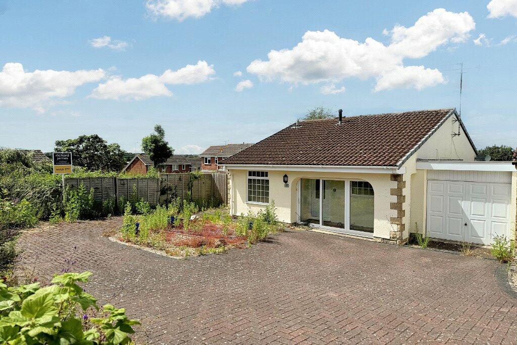 2 bedroom bungalow for sale in Alnwick, Toothill, Swindon, Wiltshire, SN5