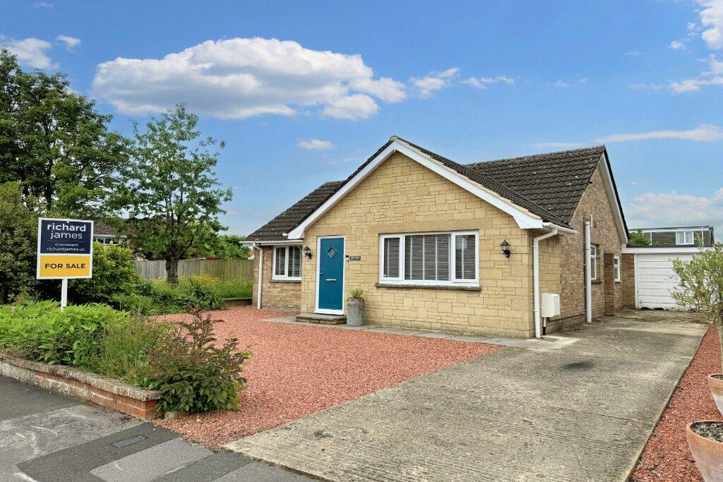 3 bedroom bungalow for sale in Restrop View, Purton, Swindon, Wiltshire