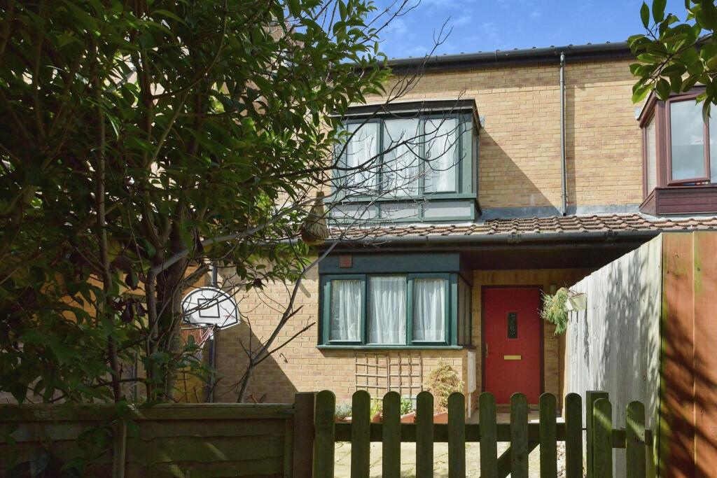 3 bedroom semi-detached house for sale in Nicholson Grove, Grange Farm, MILTON KEYNES, MK8